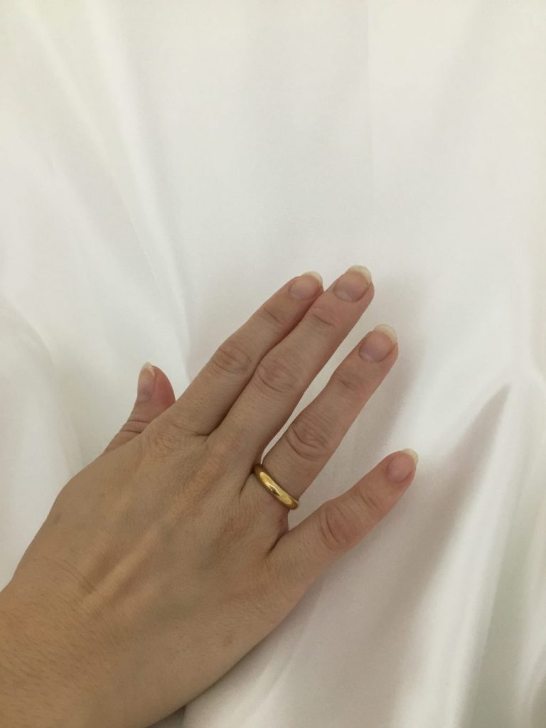 指にはめた指輪